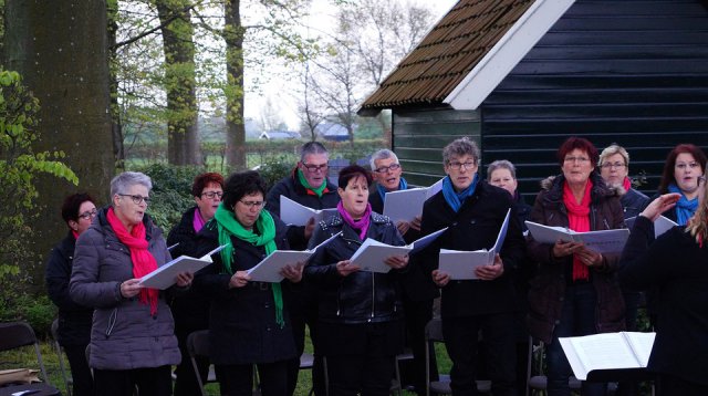Efkes stille staon bie (vrijdag  5 mei 2017)